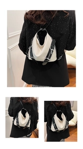 Détail du sac à dos blanc en cuir minimaliste avec bretelles noires et boucle en métal
