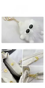 Détails du sac seau en cuir blanc avec ferrures dorées et pendentif en peluche