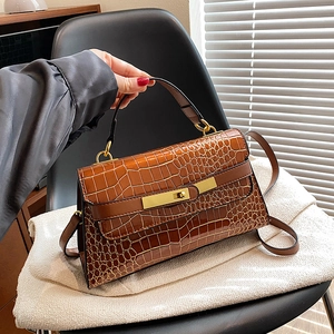 Borsa Kelly classica in pelle marrone goffrata coccodrillo con finiture dorate e tracolla