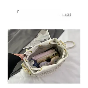 Vue intérieure du sac seau blanc à cordon montrant des compartiments de rangement organisés