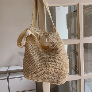 Grand sac fourre-tout en paille beige tissé ajouré pour la plage et les vacances