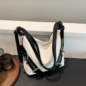 Sac hobo élégant en cuir noir et blanc avec fermetures éclair et bandoulière
