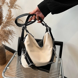 Sac à bandoulière en cuir beige et noir avec large sangle réglable au style minimaliste