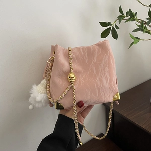 Borsa a Secchiello in Pelle PU Pieghettata da Donna Moda Grande Capacità Tracolla a Catena Con Pendente in Peluche