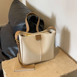 Borsa a secchiello in pelle beige con cinturini marroni per il pendolare quotidiano