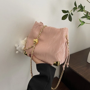 Elegante borsa tote rosa testurizzata con catena dorata e ciondolo a forma di coniglio