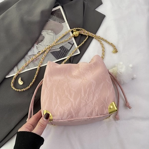 Borsa tote rosa lucida a pieghe con catena dorata e ciondolo di peluche su tessuto