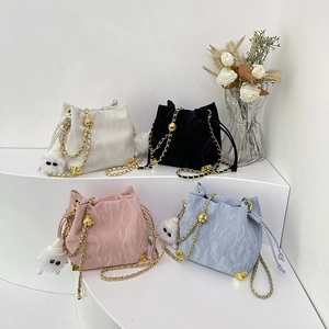 Elegante borsa a secchiello strutturata con catena dorata in vari colori raffinati