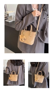 Détail du mini cabas en cuir beige avec charm chien et bandoulière amovible