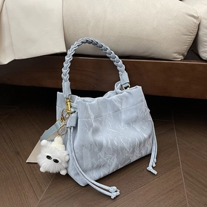 Sac Seau Plissé en Cuir PU pour Femmes avec Poignée Tressée Sac à Main Bandoulière avec Pendentif en Peluche Sac Quotidien