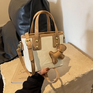 Sac Seau pour Femme en Cuir PU Vintage Mode de Rue Couleur Unie Sac à Bandoulière Avec Pendentif Chien Coutures Rétro