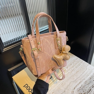 Sac seau rose avec texture marbrée, deux poignées et un charmant petit pendentif chien