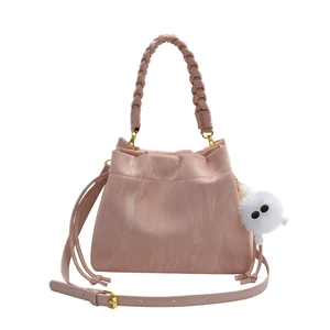 Sac seau rose plissé avec poignée tressée et breloque en peluche pour femmes