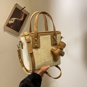 Sac seau bicolore crème et caramel avec poignée et charmant pendentif chiot