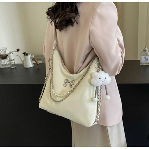 Détail du grand sac cabas blanc cassé avec chaîne argentée, perles et pendentif nuage doux