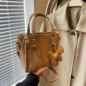 Sac fourre-tout plissé caramel avec charm chien et bandoulière dans un cadre lifestyle