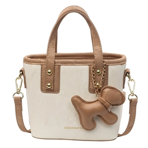 Mini sac seau crème avec poignées brunes et un charme chien au style minimaliste