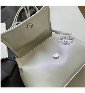 Dettaglio della borsa tote bianca con chiusura magnetica argento e scomparto interno