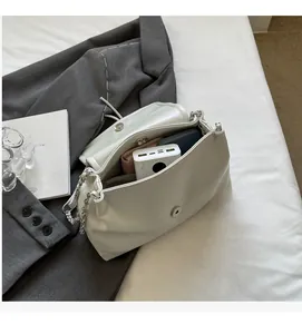 Vista interna che mostra la grande capacità della borsa bianca per cellulare e portafoglio