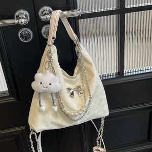 Sac fourre-tout en velours blanc avec nœud argenté et chaîne perlée sur poignée noire