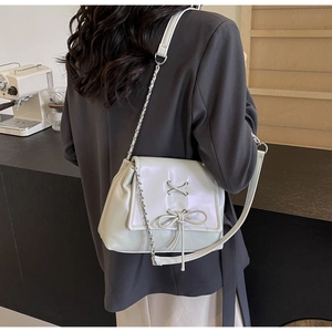 Elegante borsa a spalla in PU perlato con fiocco alla moda e tracolla a catena