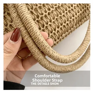 Détail macro des anses épaisses et confortables du sac de plage en paille tressée beige