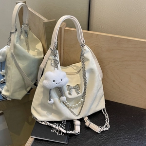 Grand sac cabas blanc crème avec nœud argenté et bandoulière en perles