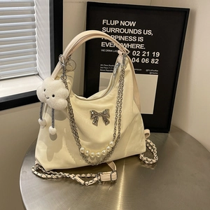 Sac cabas blanc crème avec nœud argenté, chaîne de perles et breloque nuage en peluche