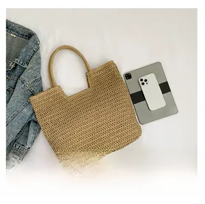 Détail du grand sac cabas en paille montrant la texture tissée et le design kaki