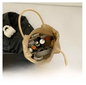 Vue de dessus du sac en paille spacieux montrant sa grande capacité de rangement