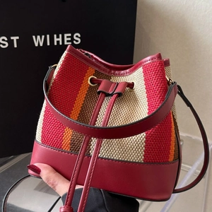 Borsa a secchiello boho a righe con finiture in pelle rossa e tracolla regolabile