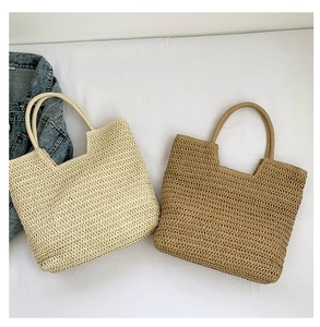 Vue détaillée du sac cabas en paille tressée avec texture en maille crochetée