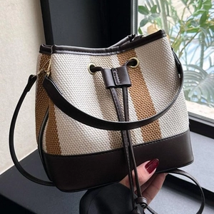 Borsa a secchiello a righe retrò con chiusura a coulisse e finiture in pelle marrone