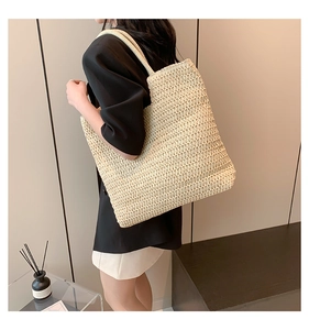 Détail de la texture tissée main et de la bandoulière renforcée du sac cabas en paille