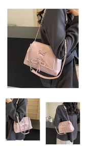 Dettaglio borsa tote in pelle rosa con fiocco elegante e tracolla a catena