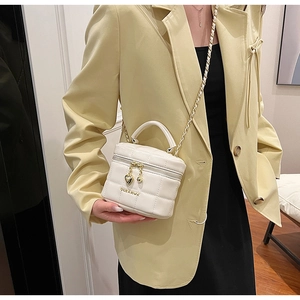Sac boîte blanc matelassé avec bandoulière chaîne dorée et breloques cœur en métal