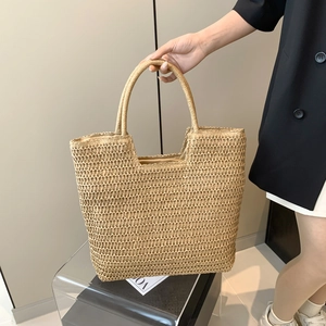 Sac fourre-tout minimaliste en paille tissée avec poignées circulaires pour la plage