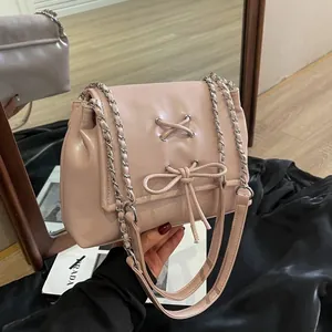 Borsa a spalla rosa con fiocco e tracolla a catena per donne alla moda