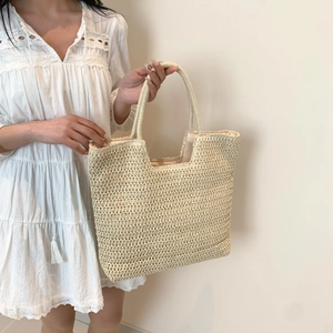 Grand sac cabas en paille tressée beige pour l'été et la plage avec anses assorties