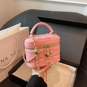 Mini sac vanity rose matelassé avec bandoulière chaîne dorée et pendentif cœur chic