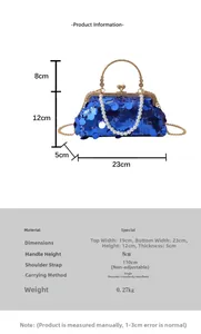Detaillierte Größenangaben für eine blaue Pailletten-Abendtasche mit goldener Kette