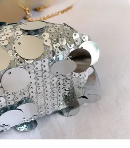 Detailaufnahme der funkelnden Silberpailletten und der Metallkette an dieser Tasche