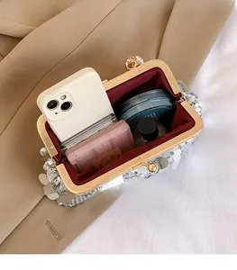 Innenansicht der silbernen Pailletten-Clutch mit Platz für Handy und Kosmetikartikel
