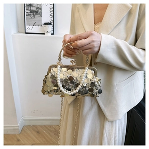 Detail der eleganten Gold-Pailletten-Handtasche mit Perlengriff und Metallkettenriemen