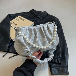 Sac nuage froncé gris clair avec texture marbrée et chaîne de perles élégante
