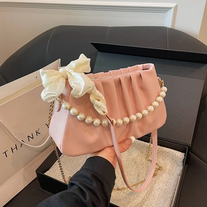 Rosa geraffte Wolken-Tasche mit Perlengriff, Goldkette und Seidenschleife in Box