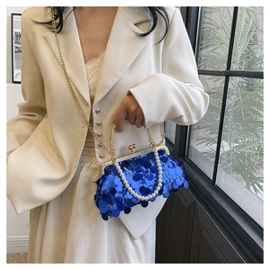 Detail der blauen Pailletten-Abendtasche mit Perlengriff und goldener Kette