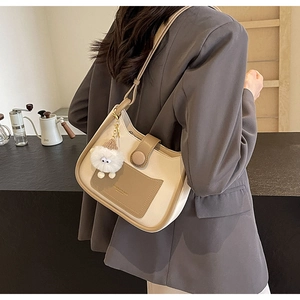 Sac sous le bras bicolore crème et marron avec pendentif en peluche décoratif chic