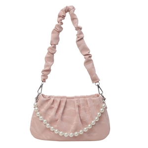Sac à bandoulière plissé rose texture nuage avec chaîne décorative en perles blanches