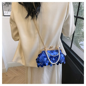 Detailansicht der blauen Pailletten-Handtasche mit Perlengriff und Goldkette
